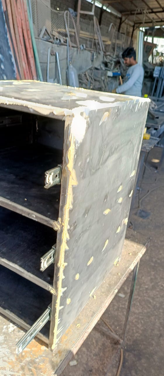 صناديك حديد مختلفة