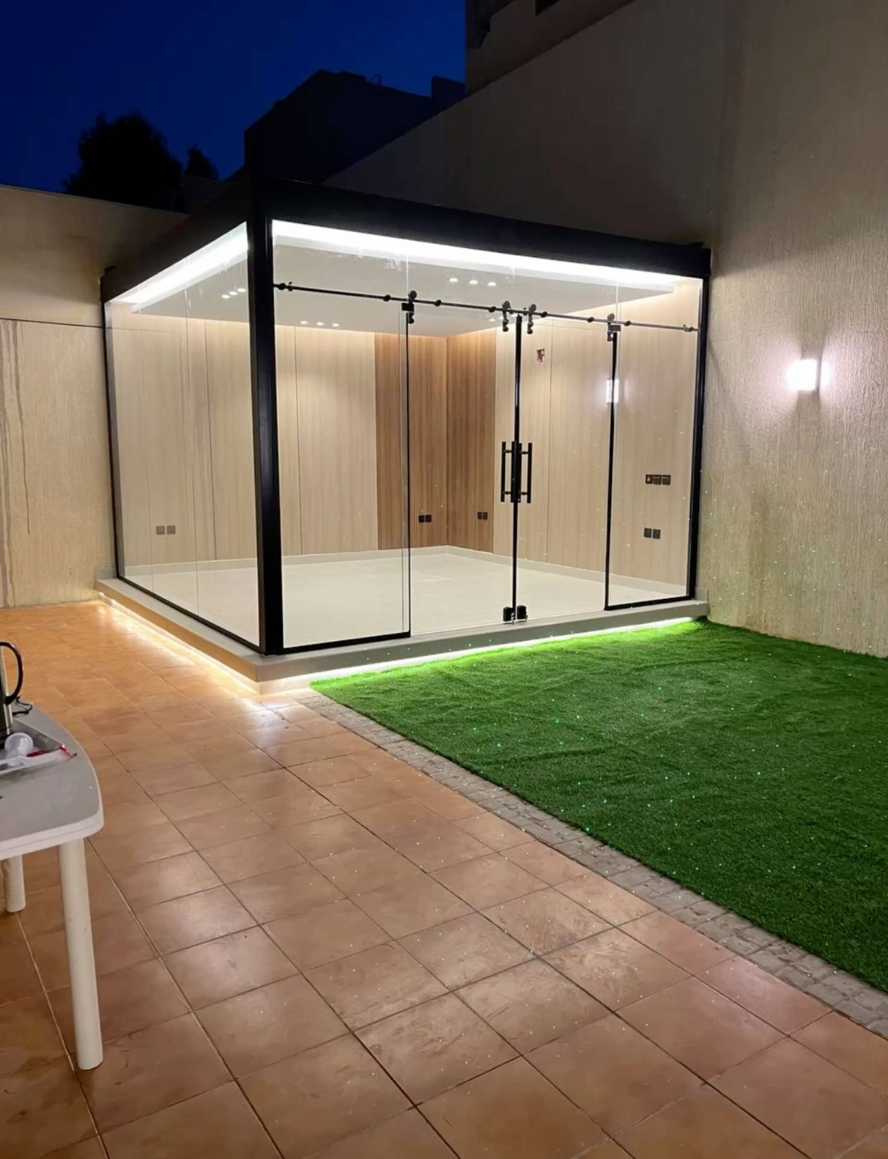 تركيب مضلات في حدائق المنازل يحسب طلب العميل