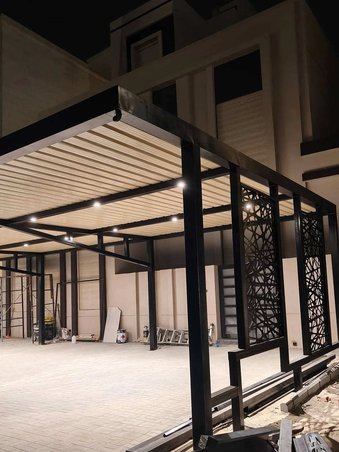 تركيب مضلات في حدائق المنازل يحسب طلب العميل