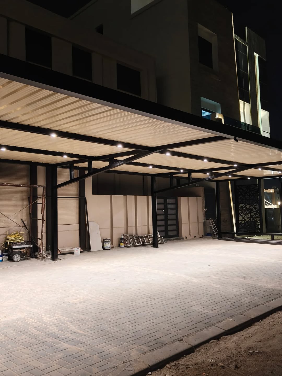 تركيب مضلات في حدائق المنازل يحسب طلب العميل