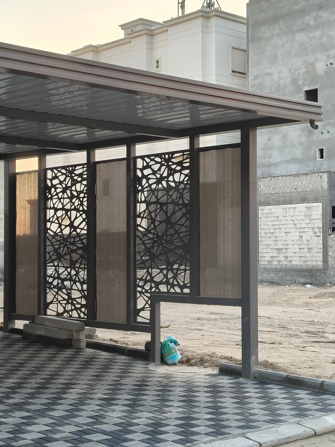 تركيب مضلات في حدائق المنازل يحسب طلب العميل