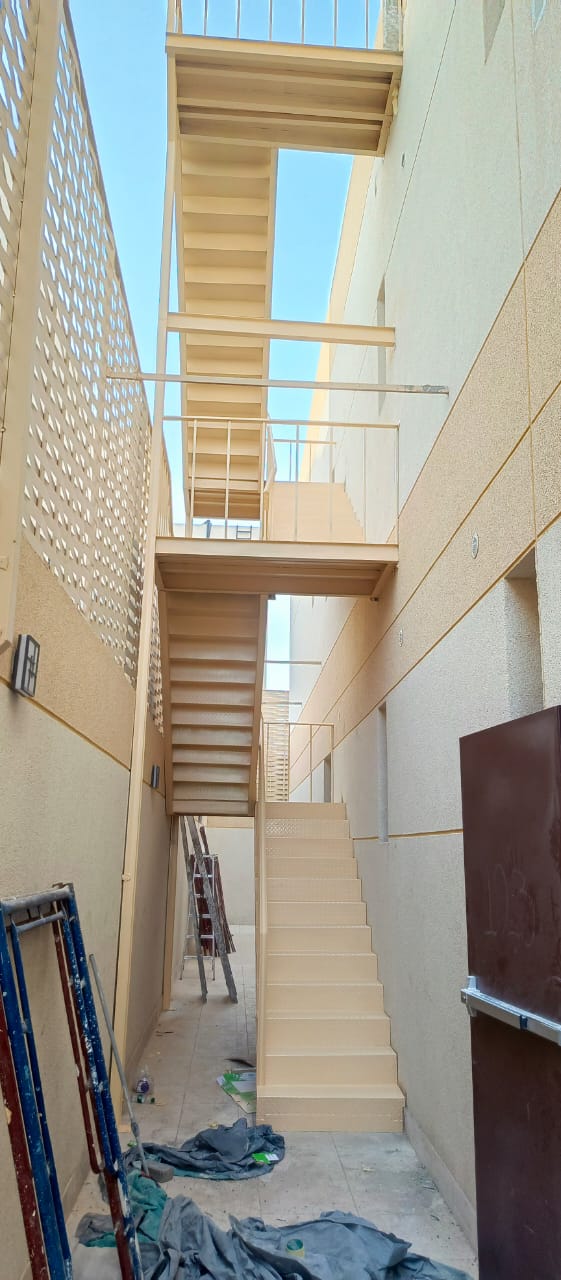 السلالم والدرابزين المعدنية